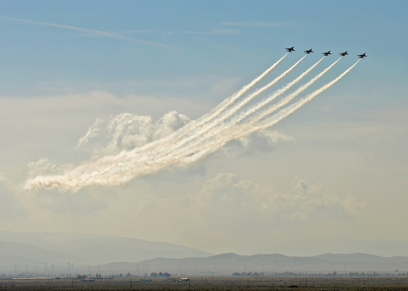 Illustration for article titled Photo of US Air Force F-16 Thunderbirds flying perfectly into the sky